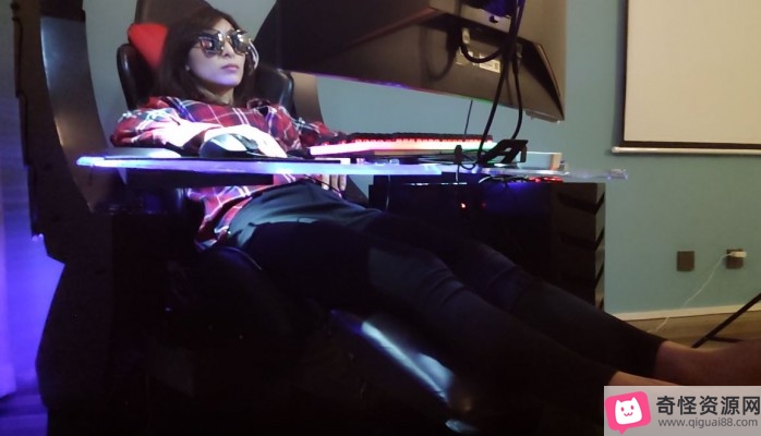 电竞按摩椅1280*720视频：棋棋姐姐享受躺着按摩的舒适体验